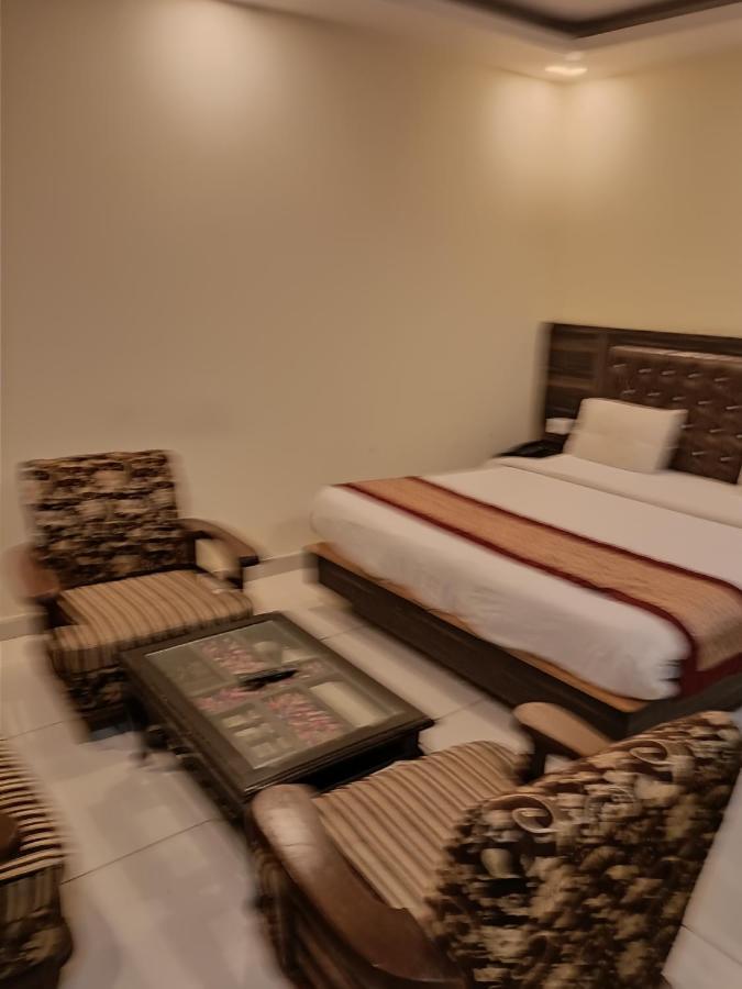Airport Hotel Breeze Нью-Дели Экстерьер фото