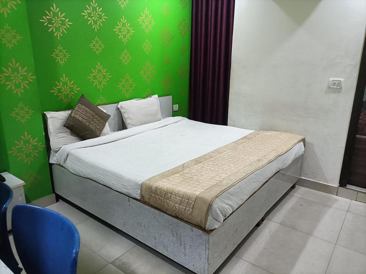 Airport Hotel Breeze Нью-Дели Экстерьер фото