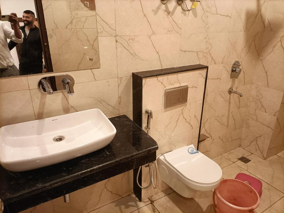 Airport Hotel Breeze Нью-Дели Экстерьер фото