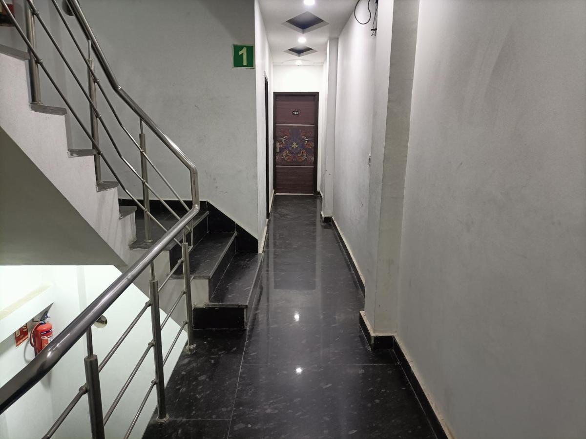 Airport Hotel Breeze Нью-Дели Экстерьер фото